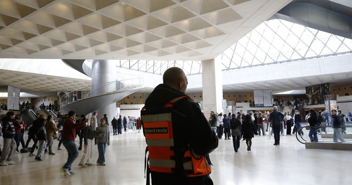 Videón a Louvre kirablása, a dolgozók tehetetlenül nézték a tetteseket