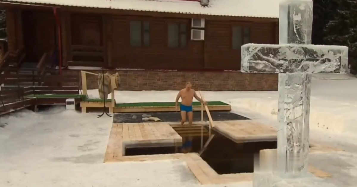 Vlagyimir Putyin nyakig merült a jeges vízben az ortodox vízkereszt alkalmából