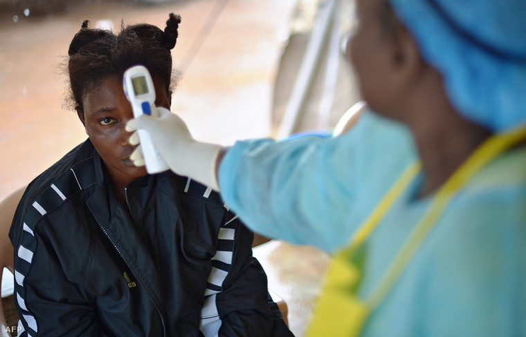 Ebolafertőzés-gyanús lányt vizsgál egy orvos a Sierra Leone-i Kenema kórházban, 2014. augusztus 16-án.