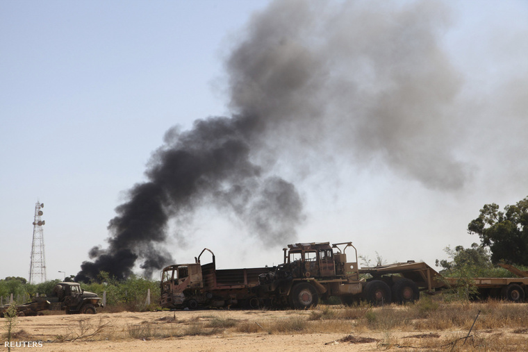 Volt katonai bázis füstöl a líbiai Sawaani közelében, ahol az elmúlt évben a rivális milíciák összecsapásai akadályozták a demokratikus átmenetet.