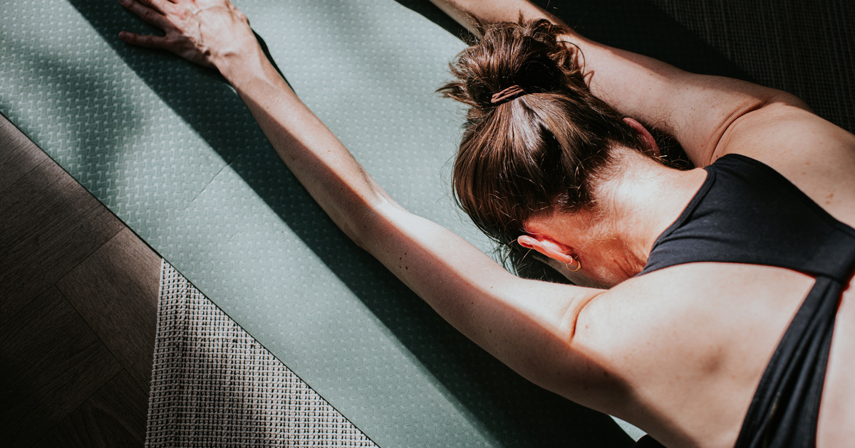 Megszünteti a fájdalmakat ez az egyszerű nyújtás: csak az ágyadra és egy párnára lesz szükség hozzá