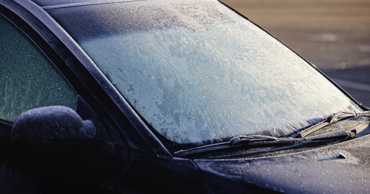 Sokan hiányozhattak fizika óráról: ostoba trend miatt törik be a saját kocsijuk üvegét