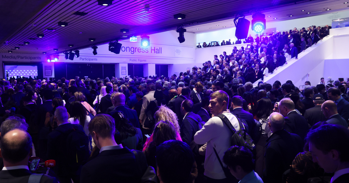 Rendkívüli incidens Davosban: szokatlan szag miatt evakuálják a konferenciaközpontot