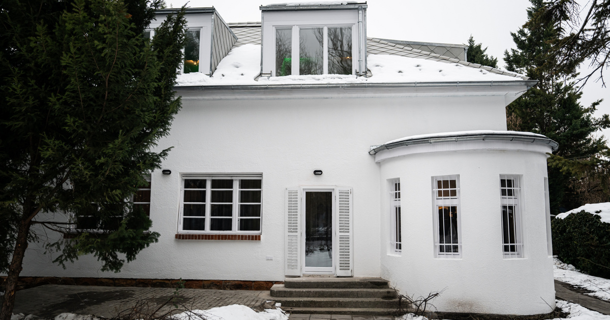 Átadták Esterházy Péter felújított rómaifürdői otthonát