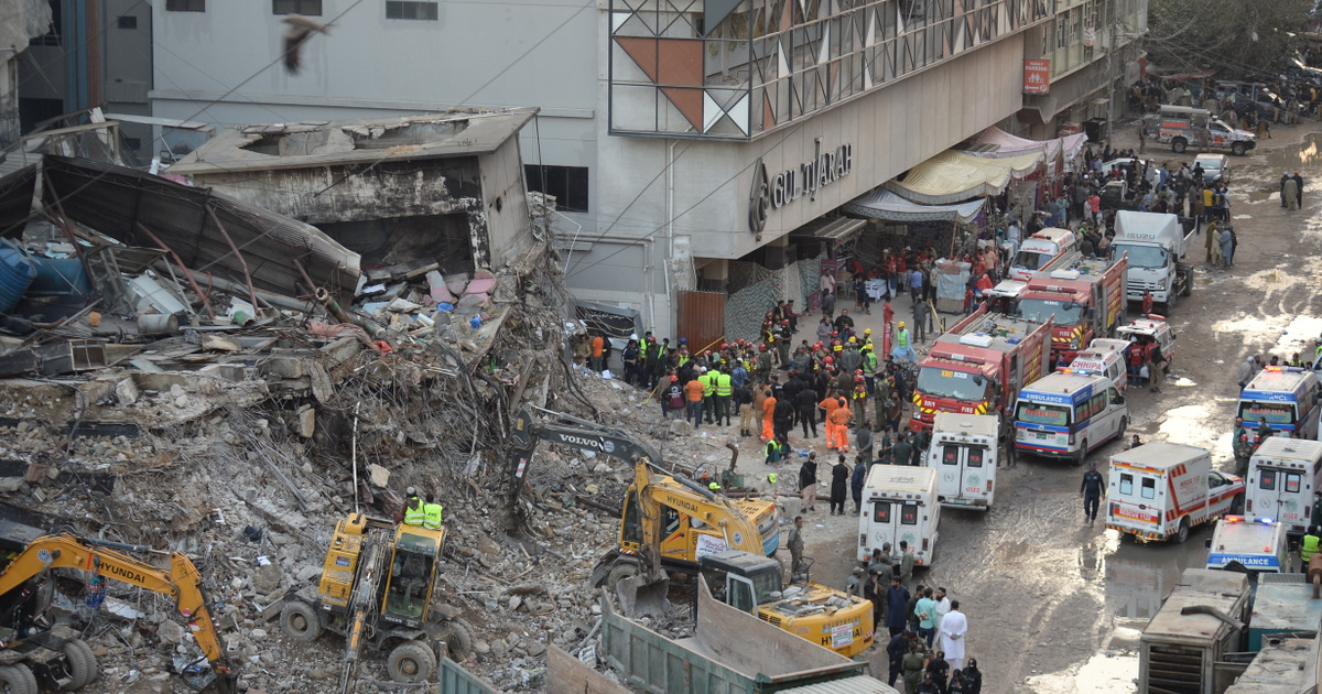 Tűz ütött ki egy pakisztáni plázában, több tucat ember meghalt