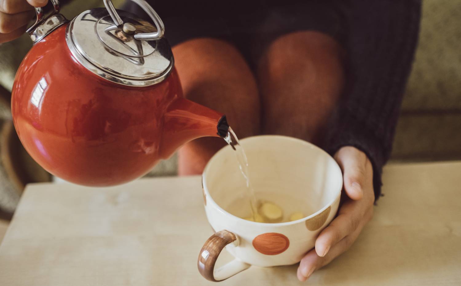 Tényleg egészséges reggel forró vizet inni? Itt az igazság a virális egészség hack mögött