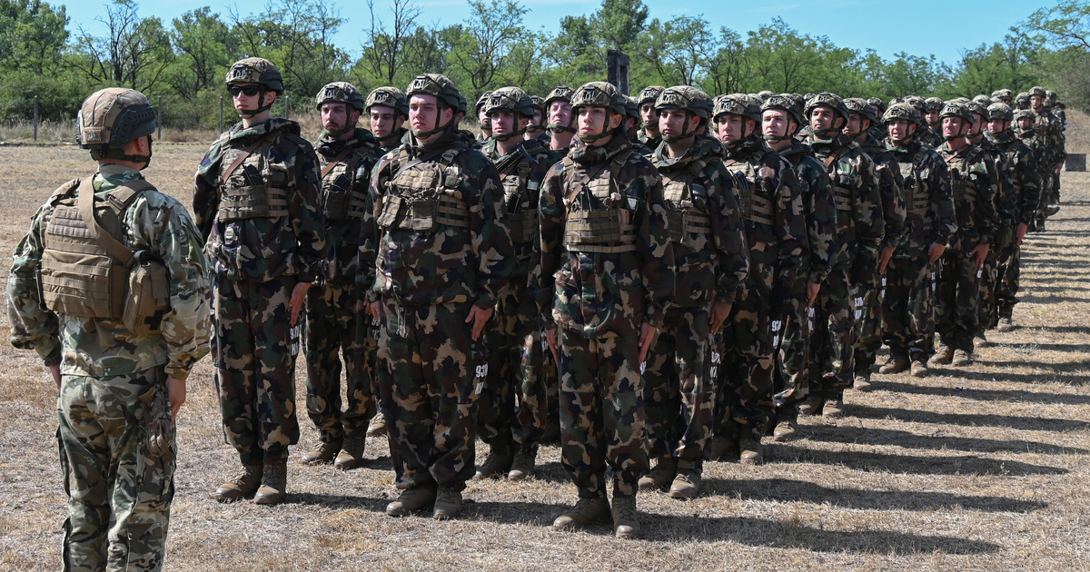 Jött egy váratlan tiltás: szolgálat közben nem politizálhatnak a tartalékos katonák