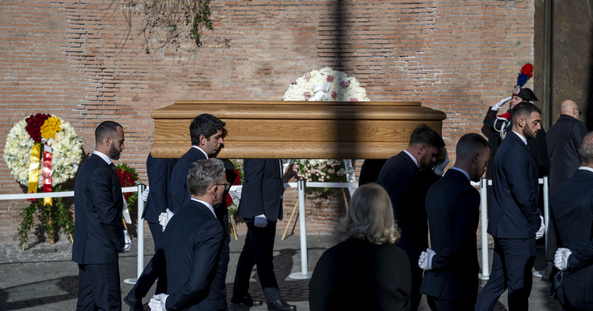 Végső búcsút vettek Valentino Garavanitól, a divat- és a filmvilág hírességei is tiszteletüket tették