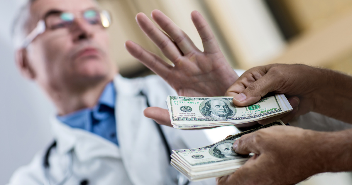 Ennyi pénzért vehetsz ajándékot az orvosodnak: hálapénz helyett ezt legálisan adhatod