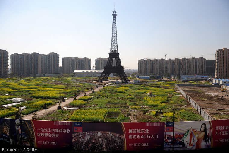 Egy Eiffel-torony replika Kínában