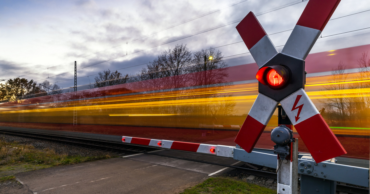 Vigyázz ezeknél a vasúti átjáróknál! Kigyulladt mozdony miatt nem működnek a sorompók