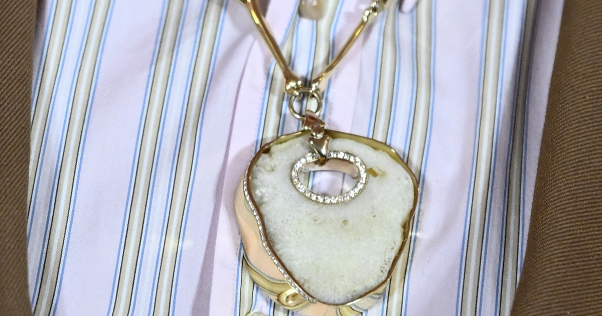 Elton John a saját testrészéből készíttetett ékszert