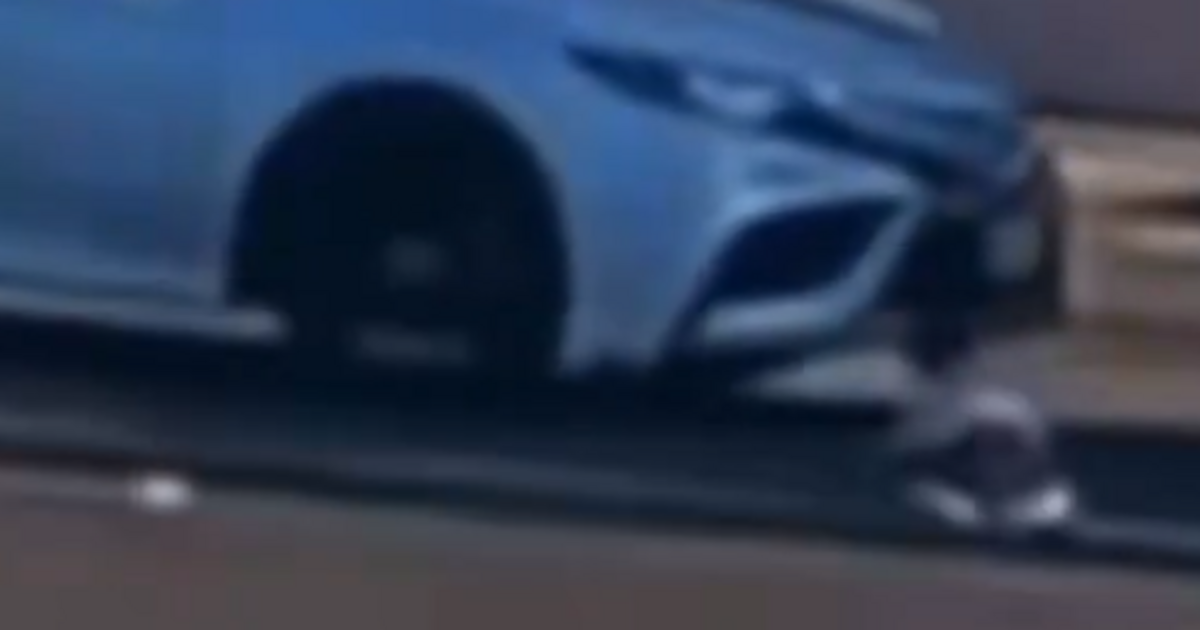 Egy forgalmas kereszteződés közepén zuhant ki az autóból egy másfél éves kisgyerek