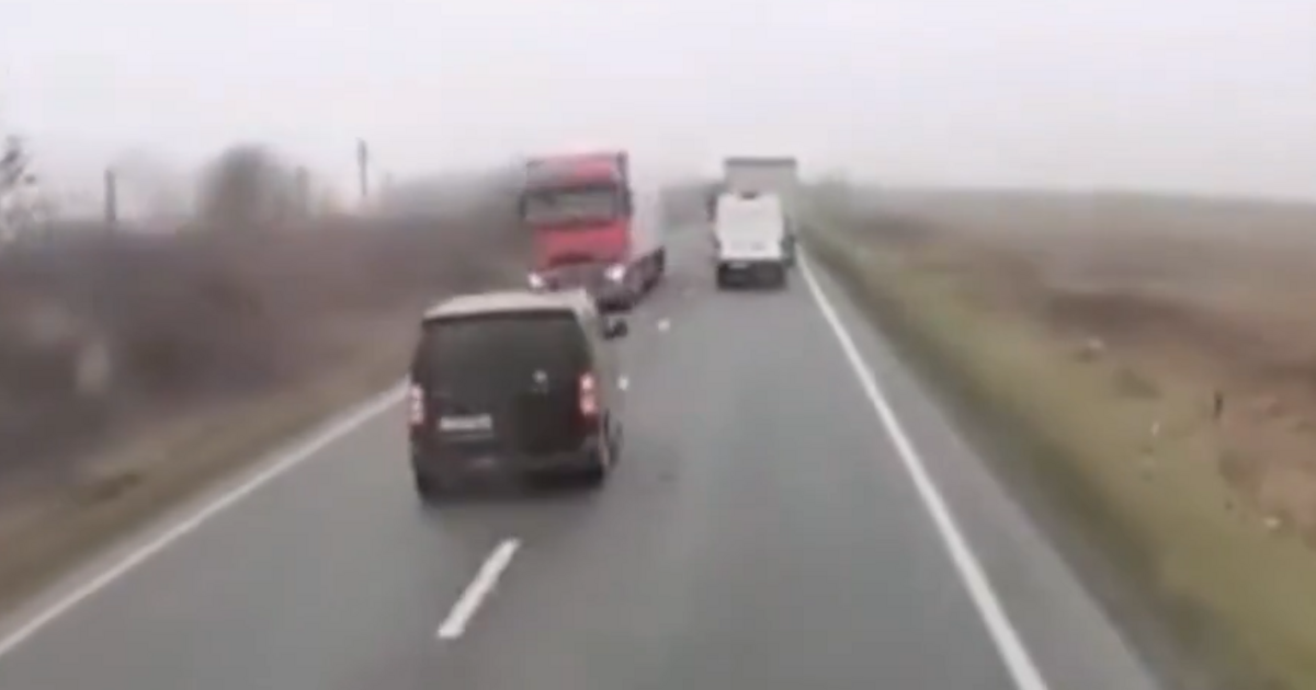 Frontálisan ütközött egy kisbusz és egy nyergesvontató Romániában, heten életüket vesztették