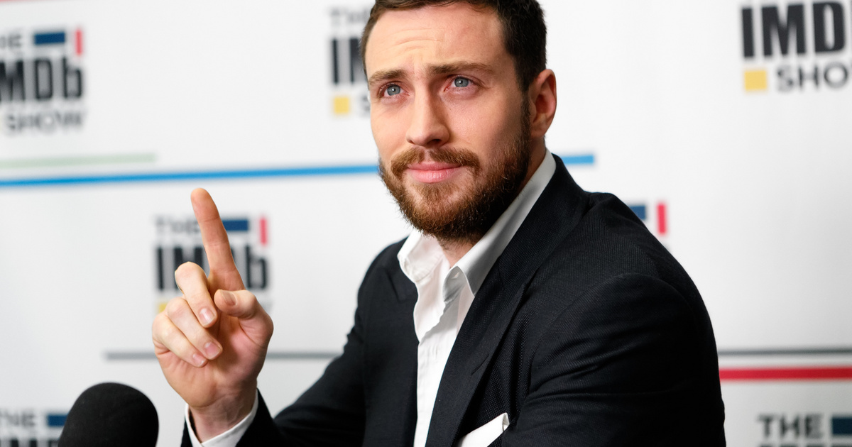 A jóképű színész 23 évvel idősebb feleségével pózolt: Aaron Taylor-Johnson már 17 éve bolondul a rendezőnőért