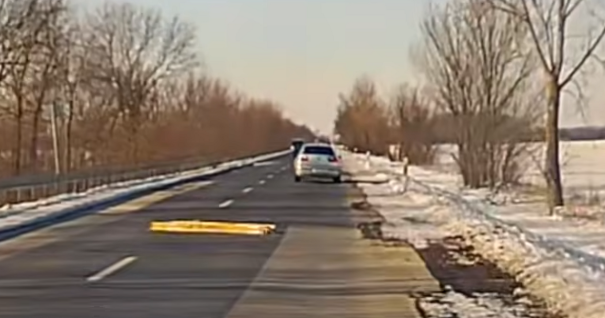 Egy létra esett le egy autóról, hajszálon múlott a baleset