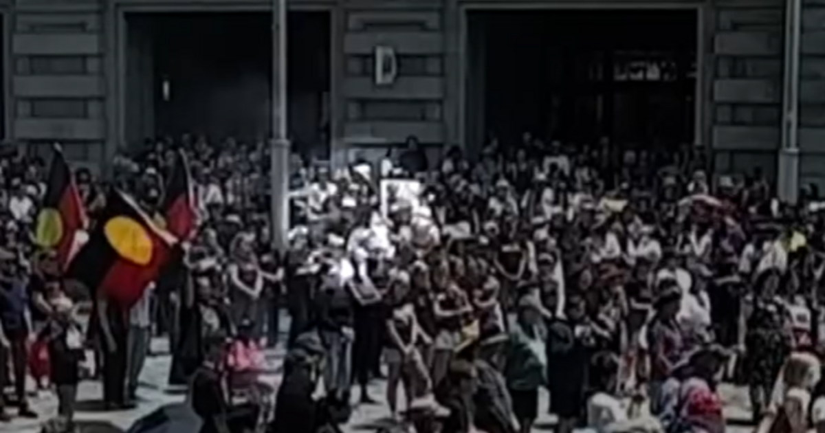 Kis híján tömegtragédiát okozott a férfi, aki házi készítésű bombát dobott az emberek közé