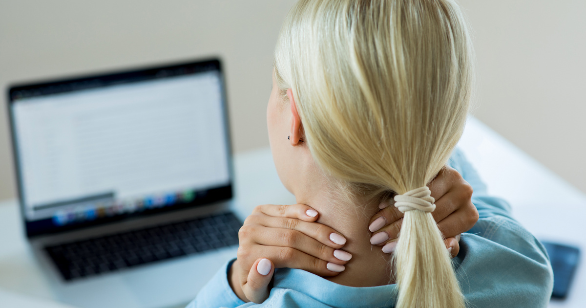 3 egyszerű gyakorlat banyapúp, görbe hát és lógó felkar ellen: pár perc torna az ágyon fekve