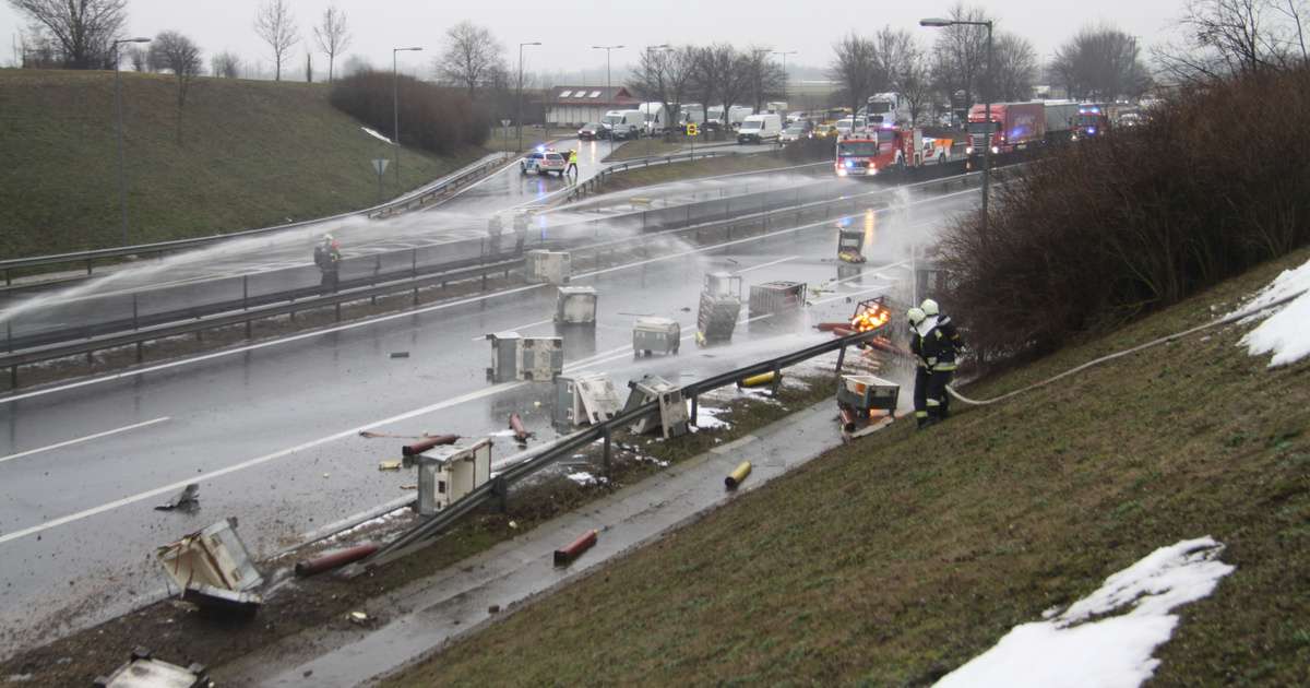 Videón, ahogy a mesterlövész kilövi az M6-os autópályán szétszóródott gázpalackokat