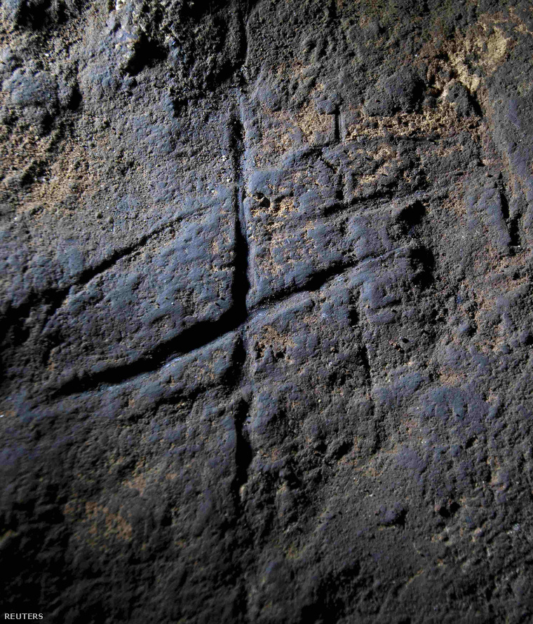 Legalább 39 ezer éves, kereszt alakú rovátkákra bukkant a kutatócsoport a Gorham-barlangban
