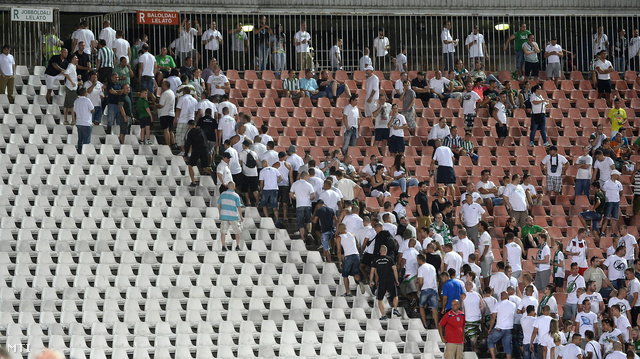 A ferencvárosi szurkolók elhagyják a lelátót az első félidő vége előtt a labdarúgó Európa Liga selejtezőjének 2. fordulójában játszott Ferencváros - HNK Rijeka visszavágó mérkőzésen a Puskás Ferenc Stadionban 2014. július 24-én.