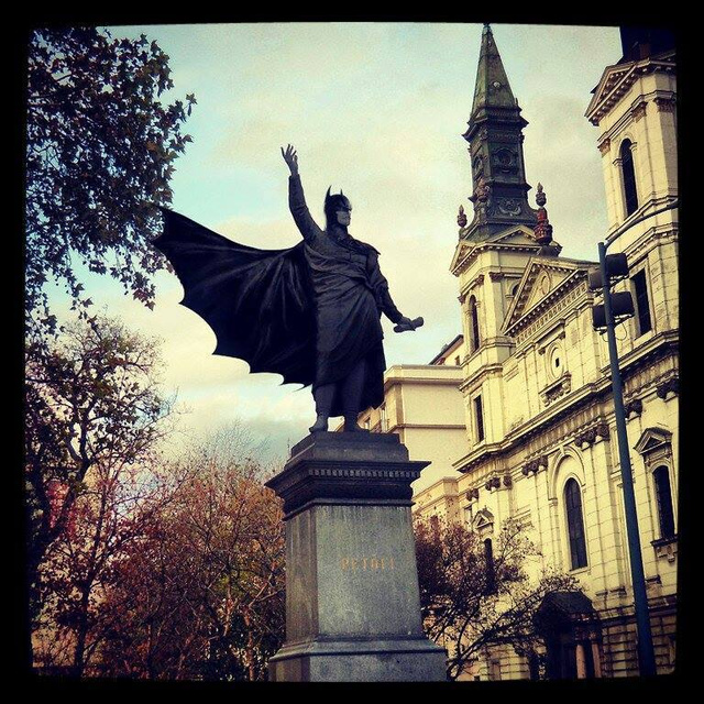 Batman akkora hős lett, hogy Gotham után a Petőfi téren is szobrot kapott.