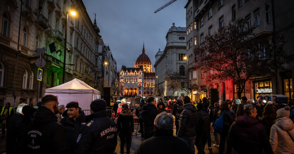 Lázár János minisztériuma előtt követelik a romák a miniszter lemondását