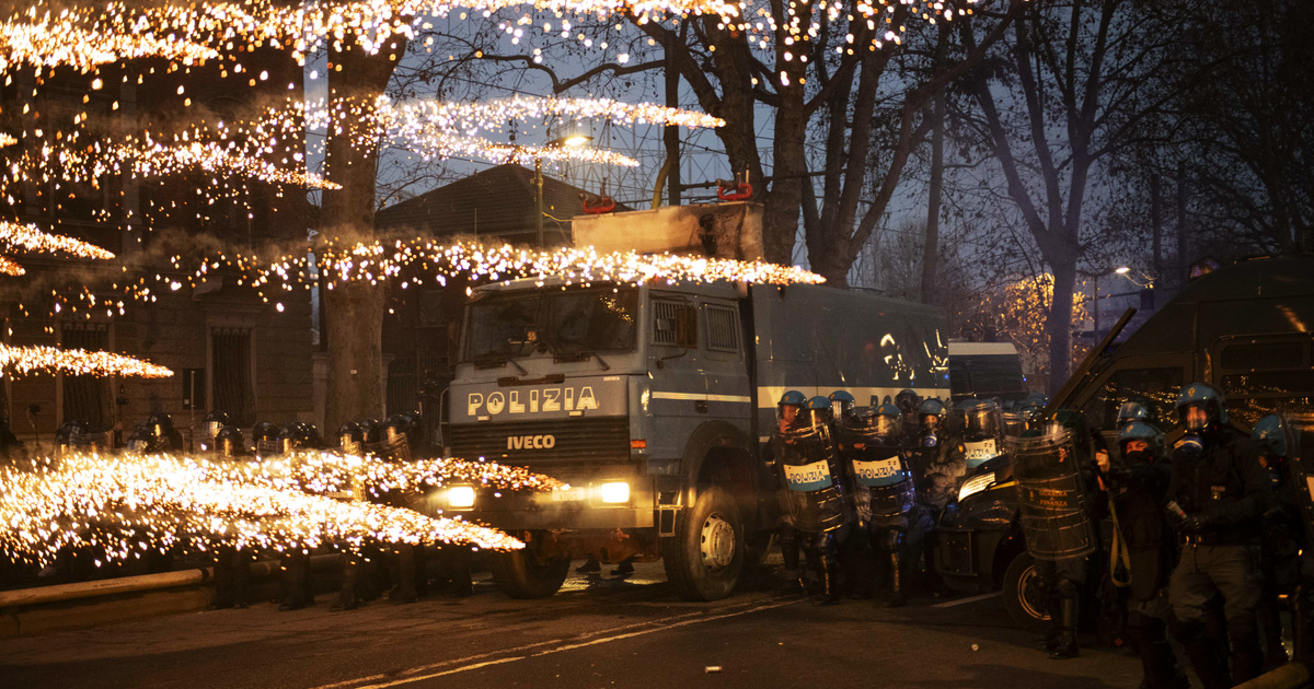 Tüntetők csaptak össze rendőrökkel Torino utcáin, hat nappal az olimpiai rajt előtt Milánóban is tüntettek