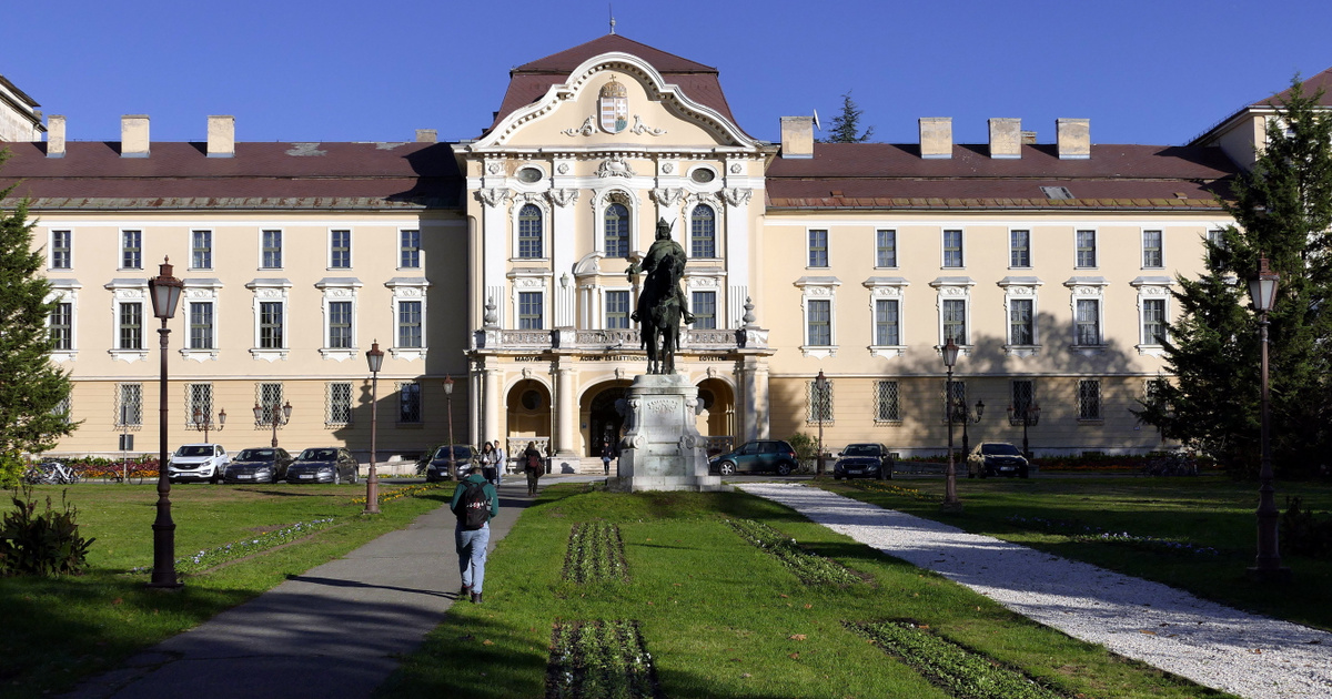 Leszedette az uniós zászlókat az agráregyetemről a rektor