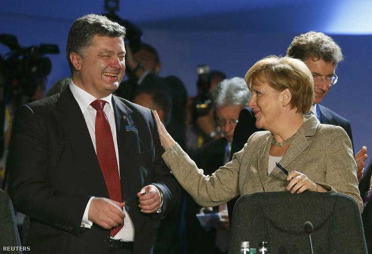 Petro Porosenko és Angel Merkel a mai, Walesben tartott NATO csúcson