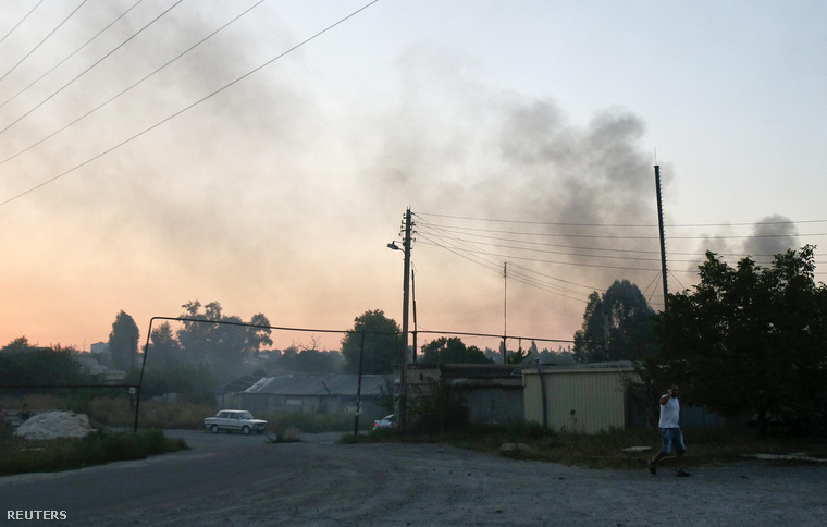 Füst gomolyog Donyeck felett az ukrán hadsereg ágyúzása után csütörtökön