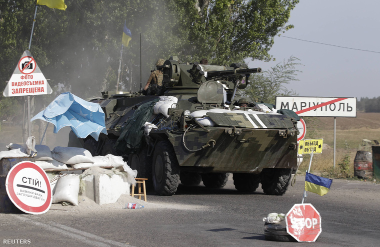 Az ukrán védelmi erők harckocsija Mariupol határában