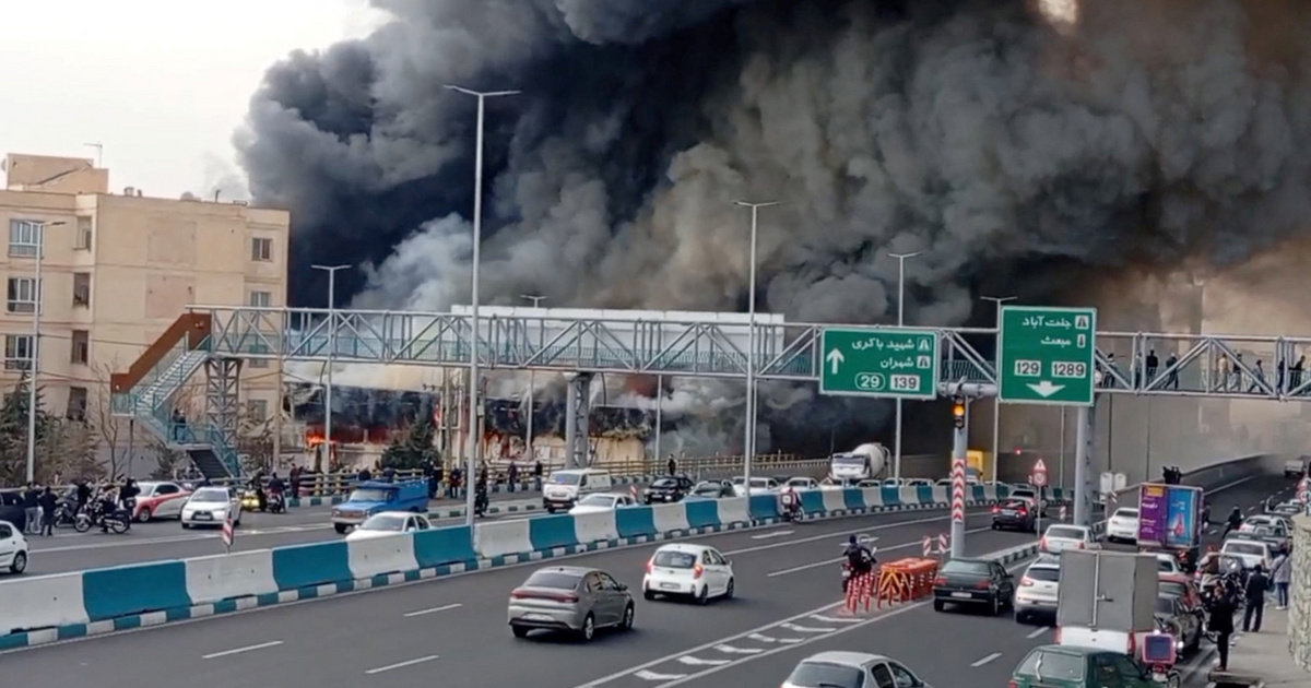 Hatalmas tűz ütött ki egy teheráni bazárban, folyamatosan oltják a tüzet