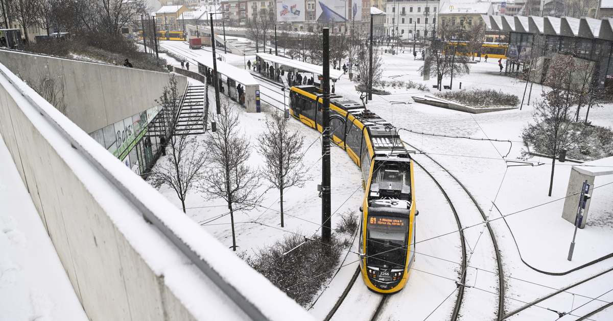 A BKV délig meg sem rendelte a megállók takarítását a reggel óta tartó havazás ellenére