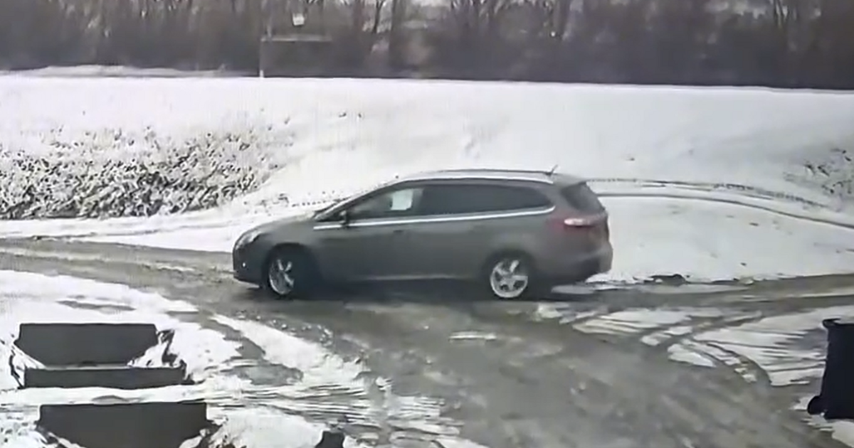 Gyerekkel együtt loptak el egy autót a sülysápi bölcsőde elől, majd kitették az utcára