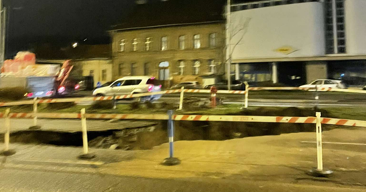 Hatalmas lyuk tátong a Bécsi úton, lezártak két sávot