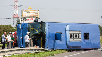 Felborult egy busz Pozsonynál: 1 halott, rengeteg sérült