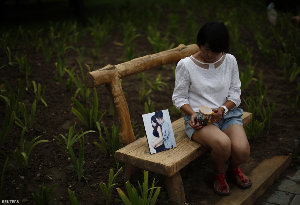 Cseng Li-ping a férjét vesztette el március 8-án. Első gyermekük születése előtt készített közös képükkel, és férje kedvenc bögréjével emlékezik.