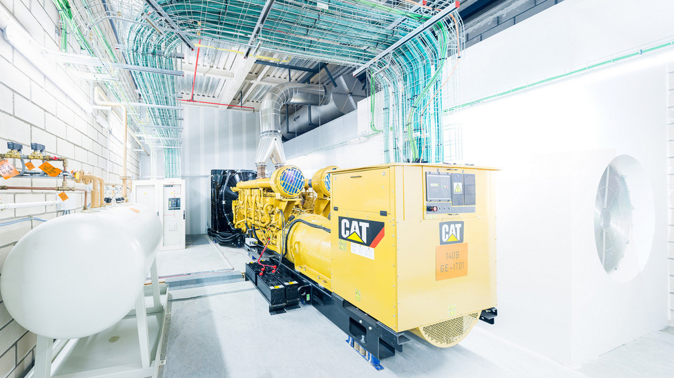 A dízellel működő sárga generátorok töltik fel a tartalék áramforrás akkumulátorait; az üzemanyag a fehér tartályokban van. A Telefónicának az üzemanyagcégekkel is szerződése van, így az adatközpont vészhelyzet esetén a generátorokról is működtethető.
                        