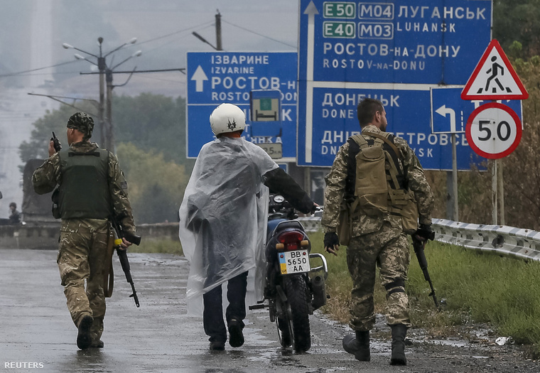 Ukrán katonák egy főút melletti ellenőrzőpontnál