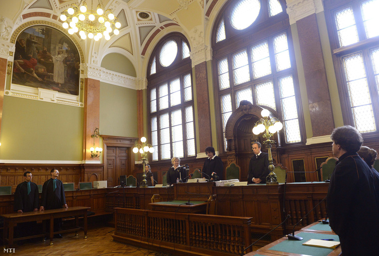 Maka Mária tanácsvezető bíró (k) felolvassa az ítélet indoklását a K&H Bank Zrt. által az egyoldalú kamatmódosítást lehetővé tévő szerződési feltételek tisztességtelenségével kapcsolatos vélelem megdöntésére a magyar állam ellen indított per tárgyalásán a Fővárosi Törvényszék tárgyalótermében 2014. szeptember 9-én.