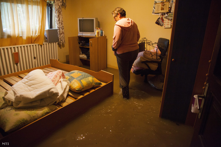 A vas megyei Csákánydoroszlón tizennyolc embert kellett ideiglenesen kiköltöztetni otthonából a Rába és a Vörös-patak áradása miatt.