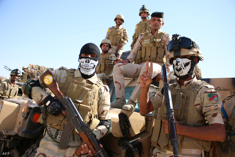 Iraki katonák pózolnak a kamerának egy Bászra melletti ellenőrzőponton
