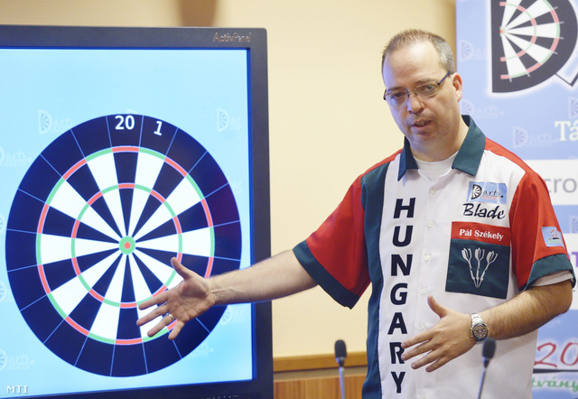 Székely Pál dartsjátékos egy dartshoz kapcsolódó matematikatanulást segítő számítógépes programról tartott sajtótájékoztatón Budapesten a Magyar Sport Házában 2014. szeptember 15-én.