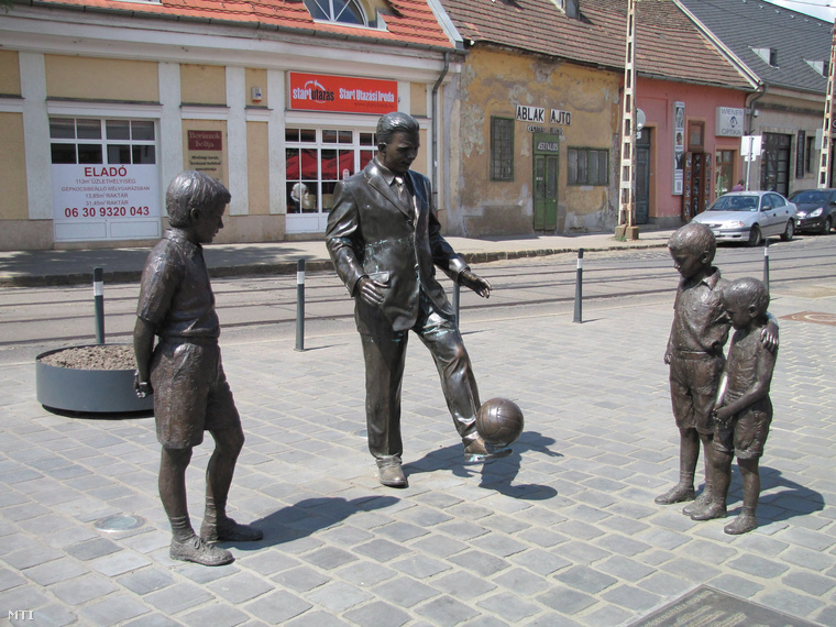Puskás Ferenc egész alakos bronz emlékműve a főváros III. kerületében az Óbudai Promenádon a Puskás Öcsi téren. 