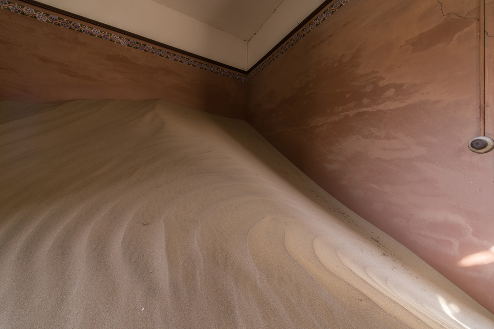 Kolmanskop – a gyémántlelőhelyek kimerítésével – az első világháború után indult hanyatlásnak, majd 1954-ben végleg elnéptelenedett. Épületeit azóta fokozatosan lepi be a homok, és a természet erői is folyamatosan pusztítják.