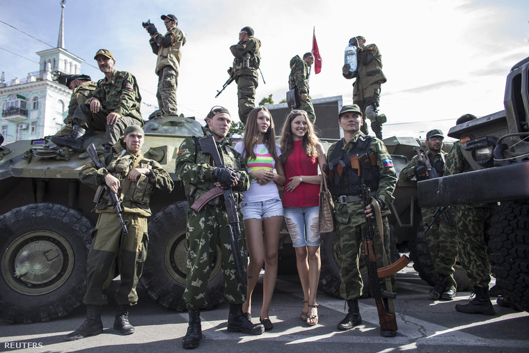 Oroszpárti fegyveresek pózolnak helyiekkel Luganszkban