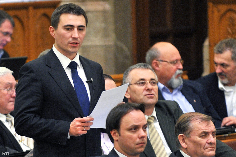 2011. december 19. Borbély Lénárd a Fidesz képviselője felszólal az Országgyűlés plenáris ülésén.