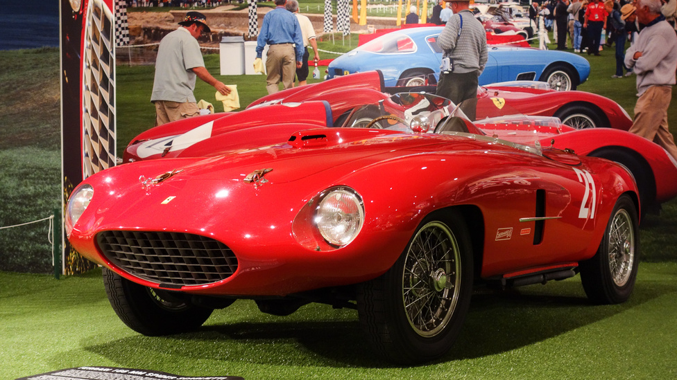 Naná, hogy van Mille Miglia verseny-Ferrari is a mostani kiállításon. Ez egy 166 MM (találják ki, miért az), amely életét Competition Berlinettaként kezdte (az zárt karosszéria), majd miután a teste nagy része megsemmisült egy balesetben, Enzo fia, Alfredino Ferrari átépítette a vázát, s karosszériát készíttetett rá Scagliettiékkel. Ez a példány lett a 750 Monza és 750 Mondial verziók prototípusa. 1953, kétliteres V12-es, 140 LE gyün ki belőle