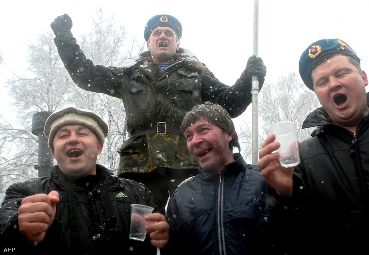 Orosz veteránok ünnepelnek egy moszkvai katonai parádén.